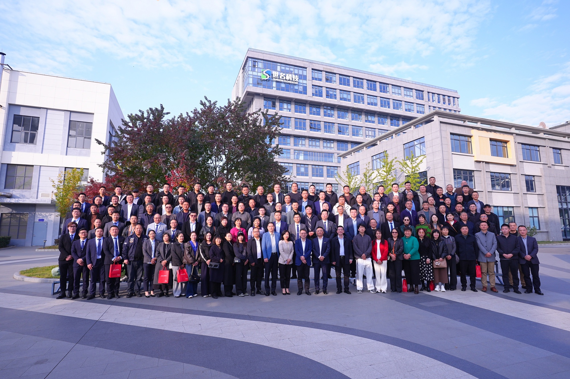 “智汇新篇 聚彩未来”2025全发国际科技经销商协同发展大会圆满举行